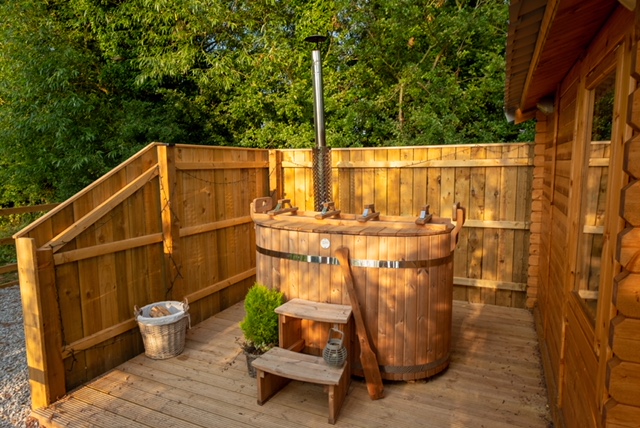 Lakeside log cabin with hot tub